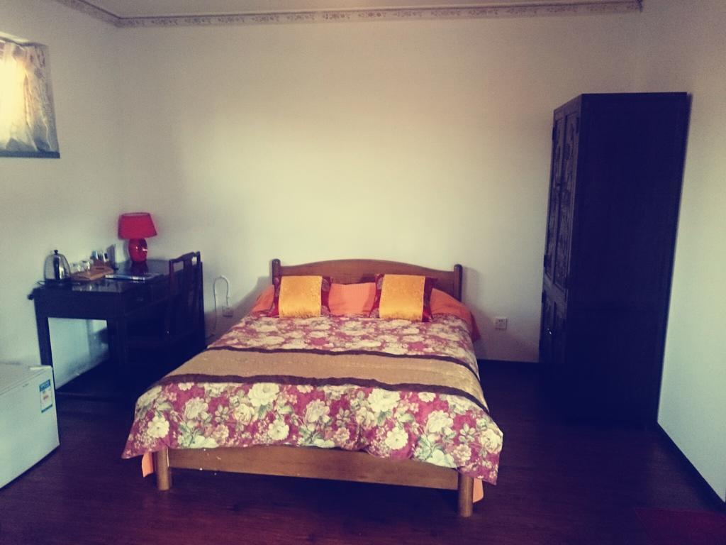 Templeside Deluxe Hutong Hotel Пекин Стая снимка